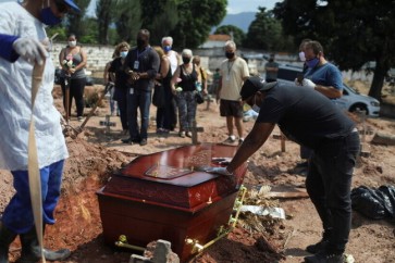 مراسم دفن شخص توفي جراء إصابته بفيروس كورونا في مدينة ريو دي جانيرو البرازيلية