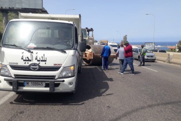 بلدية الجية باشرت تزفيت الحفر على الاوتوسراد الساحلي