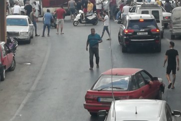 أحد أصحاب المولدات في معركة قطع الطريق احتجاجا على نفاد المازوت
