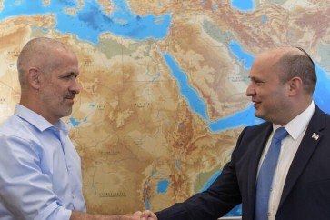 رئيس وزراء العدو الإسرائيلي نفتالي بينيت والرئيس الجديد لجهاز "الشاباك" رونين بار