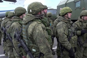 جنود روس في مطار ألما آتا