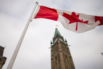 علم كندا قرب البرلمان في العاصمة أوتاوا
