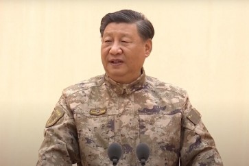 الرئيس الصيني شي جين بينغ بالبزة العسكرية