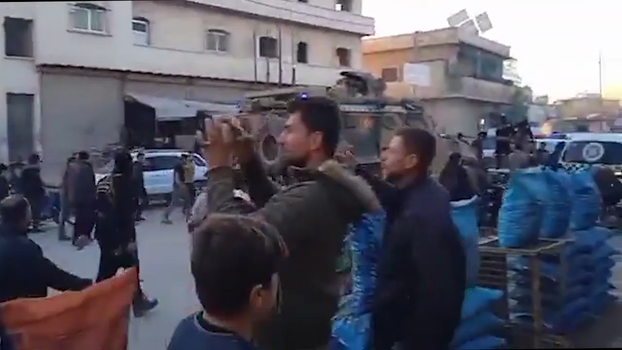 بالفيديو | محتجون في الأتارب غرب حلب يهاجمون رتلا للجيش التركي