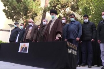 بالفيديو | الإمام الخامنئي يؤدي الصلاة على جثمان الفقيد عباس شيباني