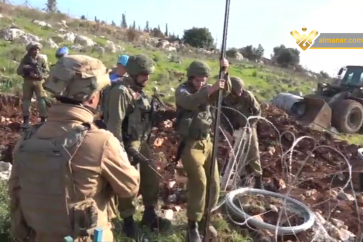 لحظة إزالة الجيش اللبناني بالقوة الأسلاك التي خرقت الخط الأزرق في وادي هونين