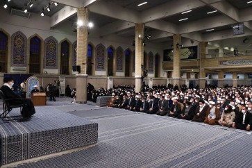 الامام السيد علي الخامنئي يستقبل حشداً من اهالي مدينة قم المقدسة في طهران