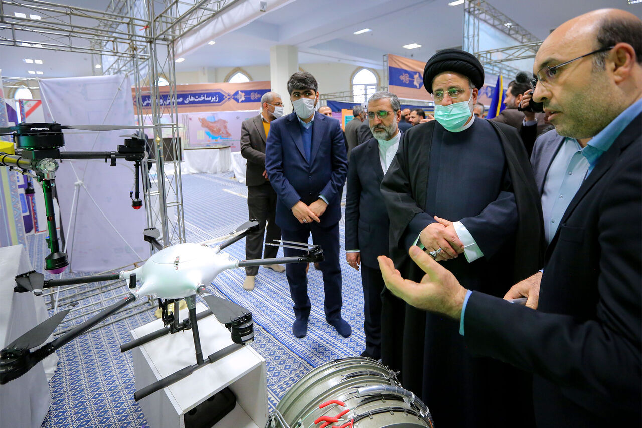 الرئيس الايراني يتفقد معرض قدرات الانتاج الداخلي العلمية والصناعية