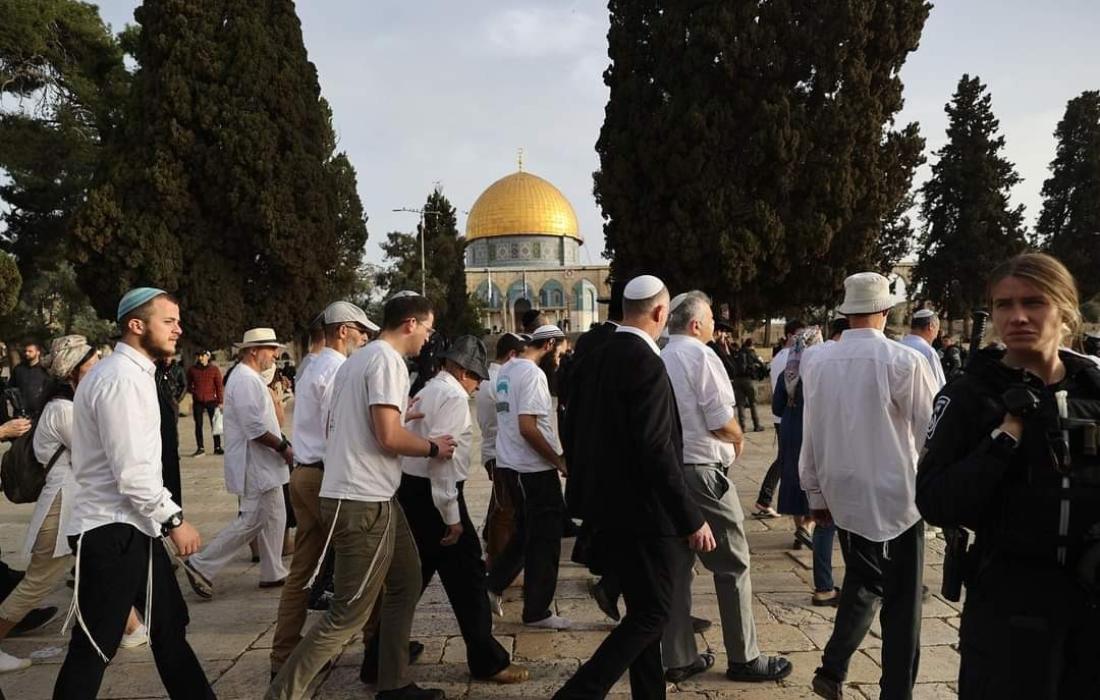 عشرات الصهاينة اقتحموا باحات المسجد الاقصى بحماية العدو الاسرائيلي