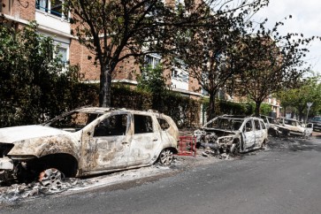 سيارات محترقة إثر أعمال الشغب في باريس