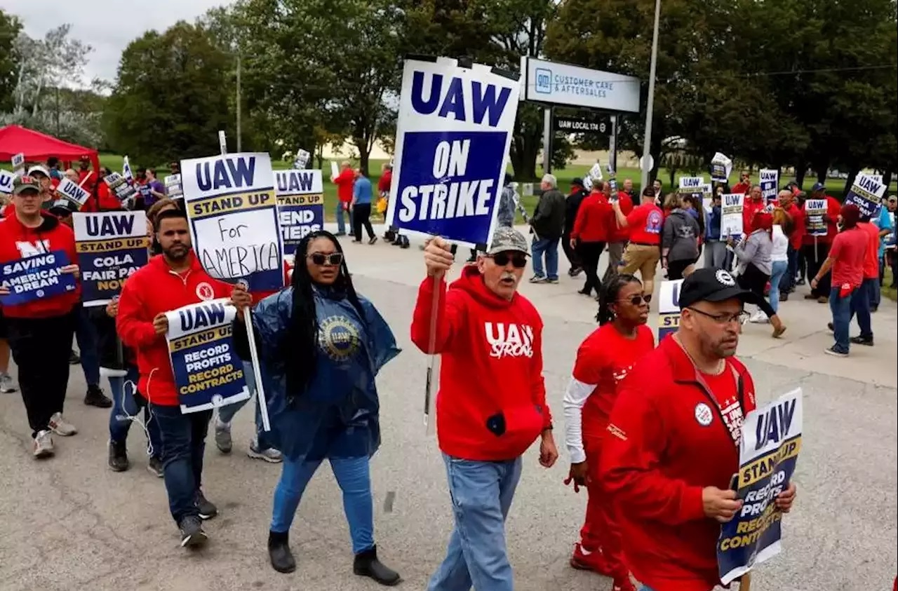 سبعة آلاف عامل إضافيين ينضمون إلى إضراب نقابة “اتحاد عمّال السيارات” في الولايات المتحدة