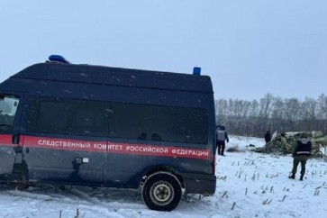 محققون من هيئة التحقيقات الروسية يعملون في موقع تحطم الطائرة إيل-76