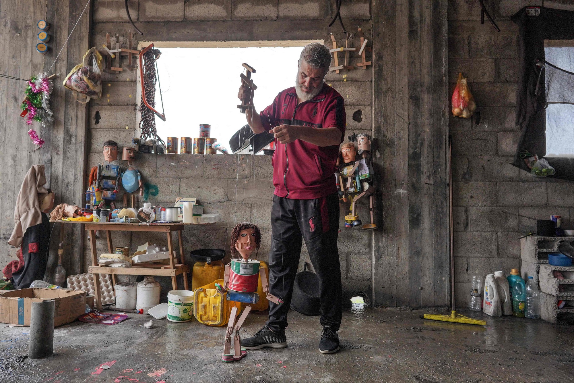 صانع دمى من غزة يحوّل العلب المعدنية المستعملة إلى ألعاب “تروي قصص النازحين”