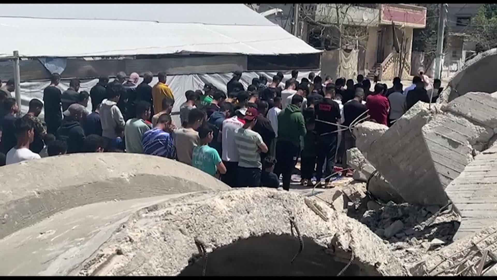 بالفيديو | إقامة صلاة الجمعة في رفح جنوب غزة وسط ركام أحد المساجد