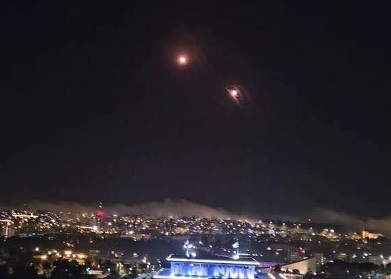 صواريخ في سماء مقر كنيست الاحتلال بالقدس المحتلة.
