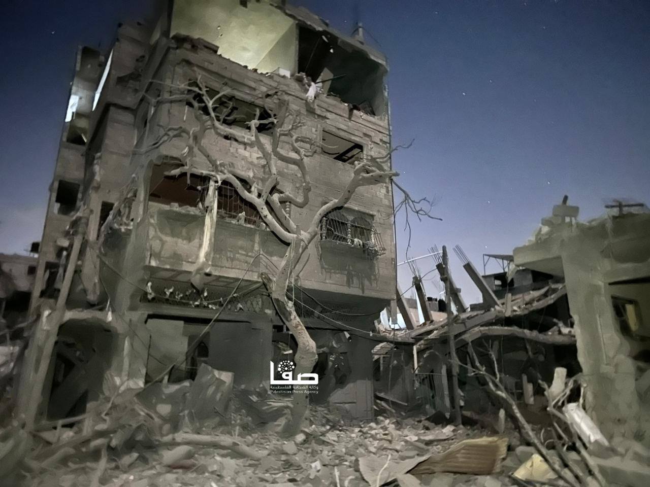 بالصور | طائرات الإحتلال الإسرائيلي تدمّر مربعًا سكنيًا في حي الدعوة شمال النصيرات وسط قطاع غزة