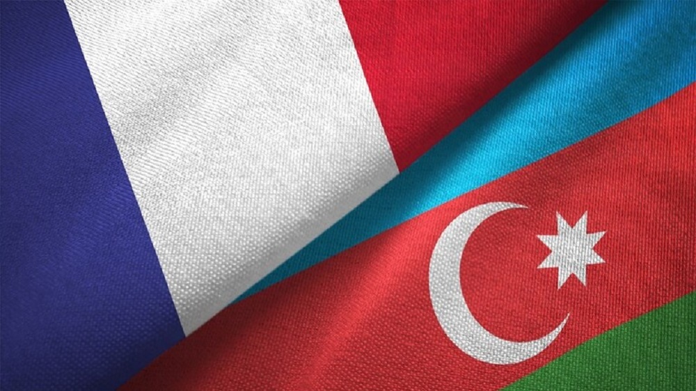 العلمين الأذربيجاني والفرنسي