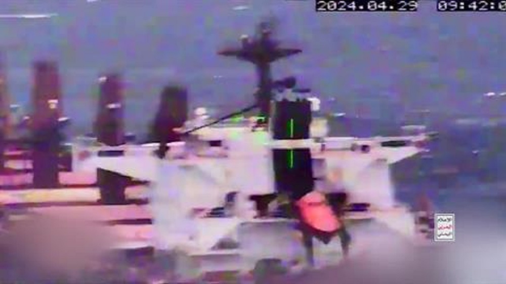 اليمن | مشاهد استهداف السفينة الإسرائيلية CYCLADES بطائرة مسيرة في البحر الأحمر