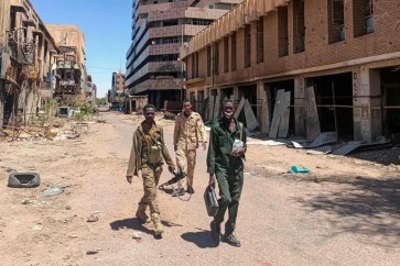 جنود سودانيون في منطقة استعادها الجيش حديثا بالخرطوم (الفرنسية)
