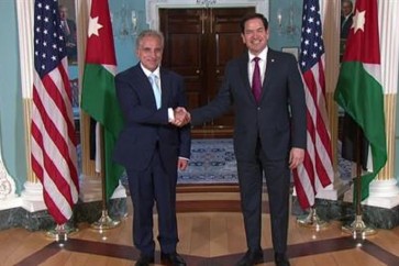 مشهد مصافحة وزير الخارجيّة الأمريكي ماركو روبيو لرئيس الوزراء الأردني جعفر حسان خلال لقائهما في واشنطن