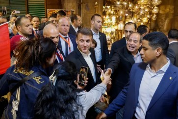 السيسي يصطحب ماكرون في جولة بسوق خان الخليلي وسط القاهرة (الفرنسية)