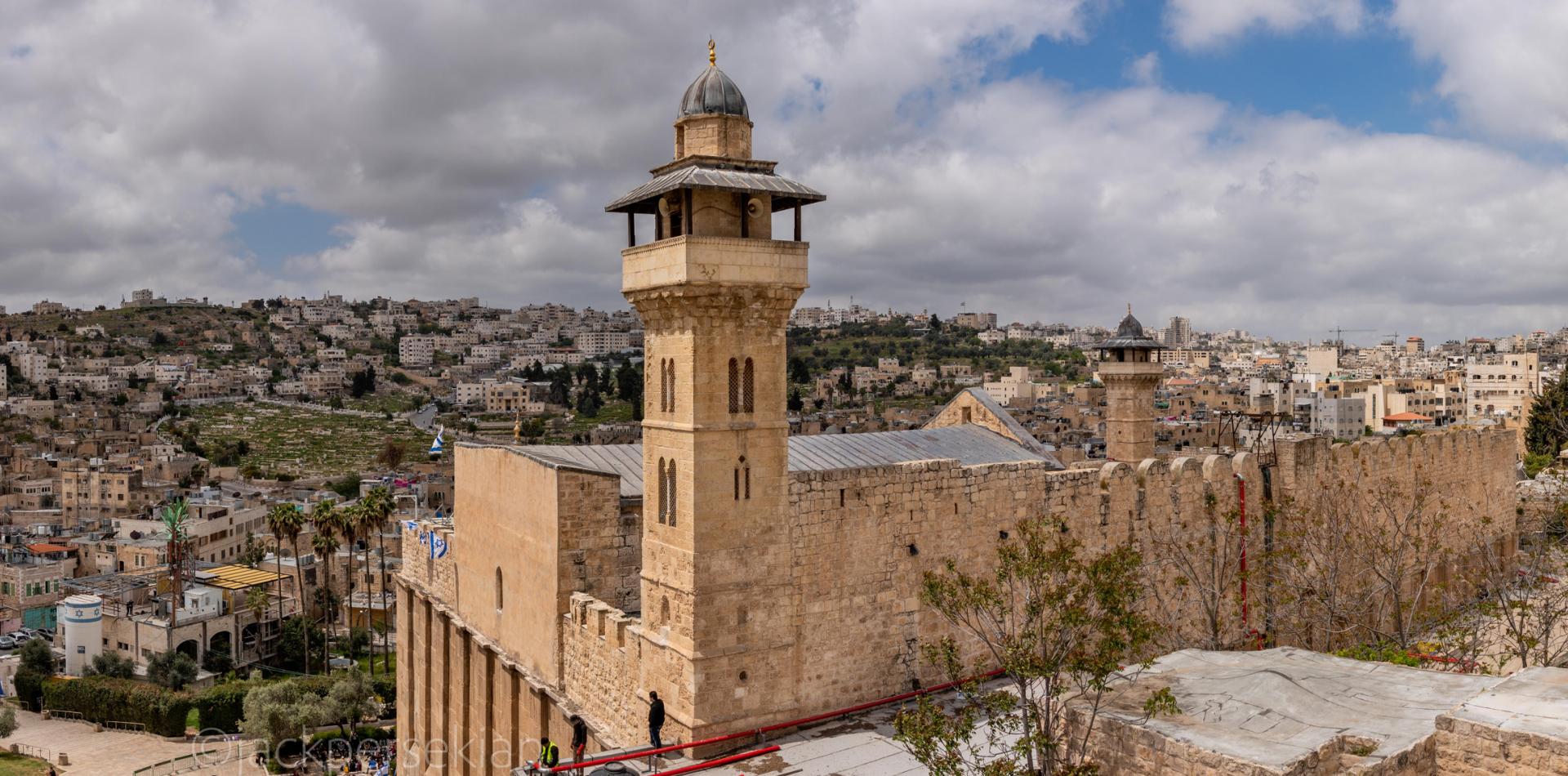 العدو الاسرائيلي منع أداء صلاة فجر الجمعة في المسجد الإبراهيمي