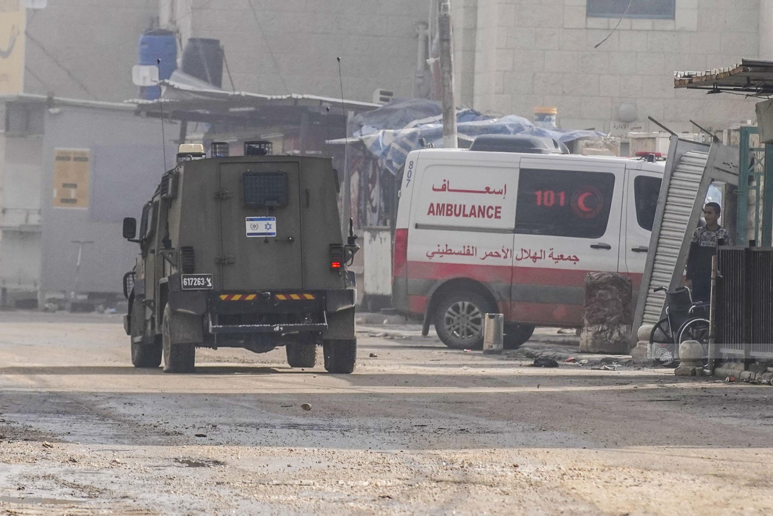 العدو الاسرائيلي اعتدى على عدد من الفلسطينيين في بلدة “اللبن الشرقية” بالضفة المحتلة