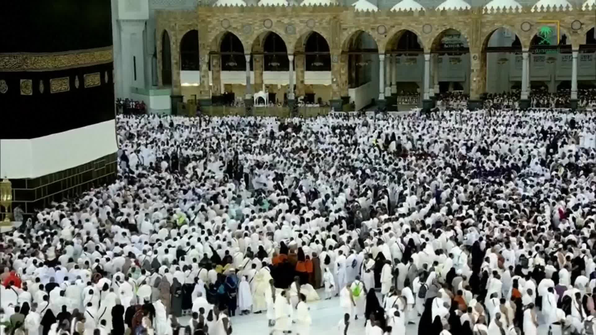 في أجواء روحانية… الحجاج يحتفلون بعيد الأضحى ويؤدون رمي الجمرات بمِنى”